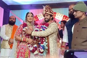 వైరల్ ఫొటోస్.. వివాహబంధంతో ఒక్కటైన స్టార్ రెజర్లు!!