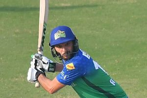 ఓయ్.. అఫ్రిది ఆ హెల్మెట్ ఏందీ? బంతి తగిలితే పోతావ్.. ఎవరైనా చెప్పండయ్యా!