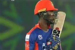 PSL 2020లో ముంబై ఇండియన్స్ గ్లోవ్స్.. క్రికెట్ కిట్లకు కూడా దిక్కులేదా? అంటూ పాక్‌పై నెటిజన్ల ఫైర్