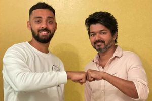 అభిమాన హీరో విజ‌య్‌ని కలిసిన కోల్‌క‌తా నైట్‌రైడ‌ర్స్ స్టార్ స్పిన్నర్!!