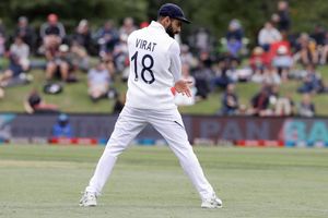 దేశం కంటే వ్యక్తిగత జీవితమే ఎక్కువైందా? పెటర్నీటి లీవ్‌ తీసుకున్నకోహ్లీపై ఫ్యాన్స్ ఫైర్