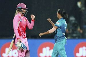 Women's T20 Challenge: మంధానా హాఫ్ సెంచరీ.. సూపర్‌నోవాస్‌ లక్ష్యం 119