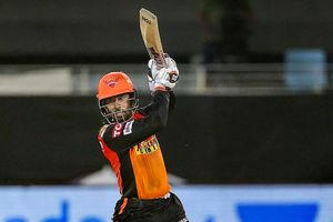 ప్లాన్ ప్రకారం షార్ట్ పిచ్ బంతి.. సాహా భారీ సిక్సర్.. కోహ్లీ షాక్.. ఆ తర్వాత!!