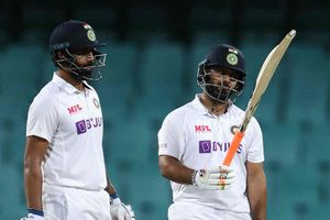 తేలిపోయిన ఆసీస్ బౌలర్లు.. విహారి, పంత్ శతకాలు.. భారత్ ఆధిక్యం 472!!