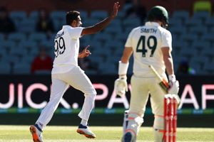 India vs Australia: హమ్మయ్యా.. స్టీవ్ స్మిత్ అయితే ఔటయ్యిండు!