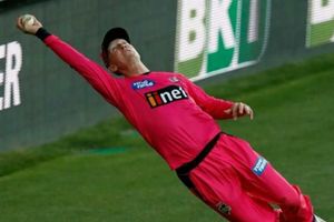 వారెవ్వా వాటే ఫీల్డింగ్.. సిక్సర్‌నే అడ్డుకున్నాడు! (వీడియో)