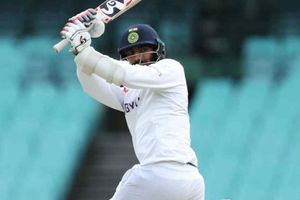 వైరల్‌ వీడియో.. సిక్స్‌తో బుమ్రా హాఫ్‌ సెంచరీ.. ఇదే తొలిసారి!!