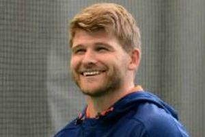 ప్రియురాలి కోసం.. క్రికెట్‌కు రిటైర్మెంట్‌ ప్రకటించిన స్టార్‌ క్రికెటర్‌!!