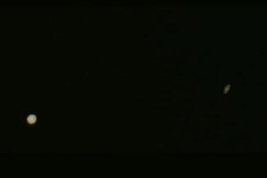 ఒకవైపు ఉత్కంఠ మ్యాచ్.. మరోవైపు ఆకాశంలో అద్భుతం!! అభిమానులంతా..!