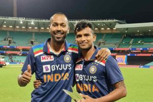 నట్టూ భయ్యా.. ఈ అవార్డు నీదే.. మ్యాన్ ఆఫ్ ది సిరీస్ ఇచ్చేసిన పాండ్యా!