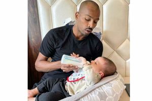 నేషనల్ డ్యూటీ నుంచి ఫాదర్ డ్యూటీకి హార్దిక్ పాండ్యా.. లాలి లాలి అంటూ!