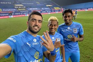 ISL 2020 21: ముంబై జైత్రయాత్ర.. హైదరాబాద్‌కు ఓటమి!!