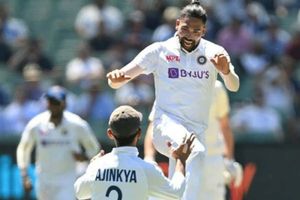 అరంగేట్రంలోనే అదరగొట్టిన సిరాజ్‌కు అరుదైన గౌరవం!! ఇది రహానేకే సాధ్యం!