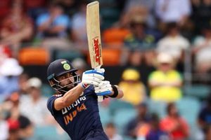 విరాట్ కోహ్లీని హడలెత్తిస్తున్న హజల్‌వుడ్.. రన్‌మెషిన్ వరుస సెంచరీల రికార్డుకు బ్రేక్