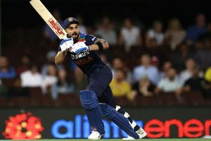 కోహ్లీ vs డివిలియర్స్: ఒకటే మైదానం.. ఒకేలా షాట్ (వీడియో)