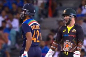 రెప్పపాటులో స్టంప్ చేయడానికి నేను ధోనీని కాదు.. ధావన్‌తో ఆసీస్ కీపర్! (వీడియో)