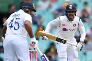 India vs Australia: నోటికి పనిచెప్పిన ఆసీస్ ఆటగాళ్లు.. రోహిత్ శర్మను కవ్వించిన లబుషేన్!(వీడియో)