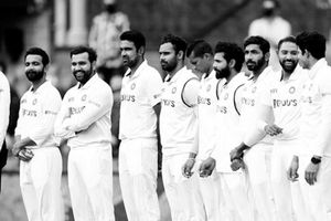 ఆఖరి టెస్ట్ కోసం హోటల్ టాయిలెట్స్ కడుగుతున్న భారత క్రికెటర్లు!