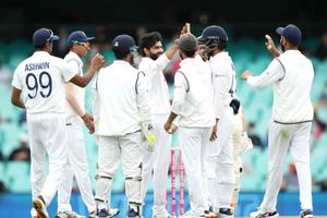 Sydney Test: లబుషేన్‌, వేడ్‌ను బోల్తా కొట్టించిన జడేజా.. ఆసీస్ స్కోర్ 246/4