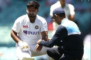 తీవ్రంగా గాయపడ్డ పంత్.. ఆసుపత్రికి తరలింపు.. కీపింగ్ చేస్తున్న వృద్ధిమాన్ సాహా!