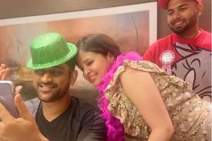 వైరల్ ఫొటో.. ధోనీ, సాక్షితో పంత్!!