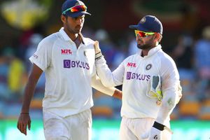 వికెట్ కీపర్‌గా పంత్ అరుదైన రికార్డు.. ధోనీ కన్నా వేగంగా!!