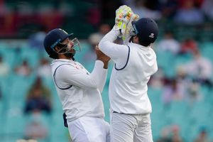 గిదేందివయా రిషభ్ పంత్.. ధోనీలా కీపింగ్ చేయమంటే.. కమ్రాన్ అక్మల్‌లా క్యాచ్‌లు వదిలేస్తున్నావ్!