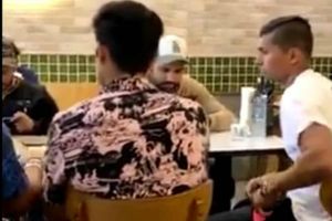 టీమిండియా క్రికెటర్లకు అభిమాని ఊహించని సర్‌ప్రైజ్‌.. అస్సలు బాగోదన్న రోహిత్‌ (వీడియో)