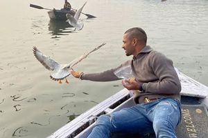 నిబంధనలు ఉల్లంఘించి.. బోట్‌మెన్‌ను కష్టాల్లో పడేసిన శిఖర్ ధావన్!!