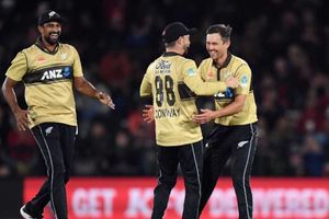 బెంగళూరు ఆటగాళ్ల పూర్ షో.. న్యూజిలాండ్ చేతిలో ఆస్ట్రేలియా చిత్తు!!