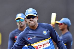 ముచ్చటగా మూడే రోజులు.. కోచ్ ప‌ద‌వికి చమిందా వాస్ రాజీనామా!!