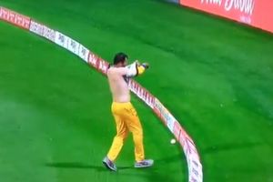 జెర్సీ మార్చుకుంటూ.. బౌండ‌రీ మిస్ చేసిన ఫీల్డర్! (వీడియో)