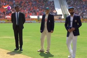 PinkBall Test: టాస్ గెలిచి బ్యాటింగ్ ఎంచుకున్న ఇంగ్లండ్.. సిరాజ్‌, కుల్దీప్ ఔట్!! ఉమేశ్‌‌కు మళ్లీ నిరాశే!