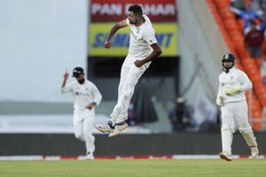 మొతెరా పిచ్‌పై రగడ.. టెస్ట్ క్రికెట్‌కు పనికిరాదంటూ మండిపడ్డ మాజీ క్రికెటర్లు!