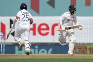 India vs England: పుజారా, రిషభ్ పంత్ హాఫ్ సెంచరీ!