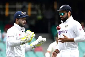 Ind vs Eng: రిషభ్ పంత్ నెత్తి మీద ఒక్కటేసిన రోహిత్ శర్మ.. వైరల్ వీడియో!