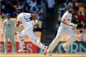 India vs England: విరాట్ కోహ్లీని మందలించిన అంపైర్!(వీడియో)