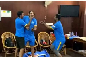 భారత మాజీ క్రికెటర్ల మధ్య ఫైట్.. యూవీపై ప్రతీకారం తీర్చుకున్న ఓజా! (వీడియో)