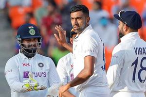 India vs England: వ‌ణికిస్తున్న‌ అశ్విన్‌, అక్ష‌ర్‌.. పెవిలియన్‌కు ఇంగ్లండ్ బ్యాట్స్‌మన్‌!