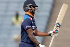 India vs England: ప్చ్‌.. త్రుటిలో సెంచరీ మిస్ చేసుకున్న ధావన్!! భారత్ స్కోర్ 250/5!