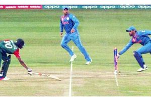 3 బంతుల్లో 2 పరుగులు.. ధోనీ చాకచక్యం! ఊపిరిపీల్చుకున్న భారత్! (వీడియో)