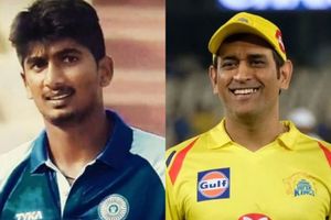 సూపర్ రెడ్డి.. ధోనీతో ఫొటో దిగితే చాలనుకున్నావ్.. అతని లెగ్ స్టంపే ఎగరగొట్టేసావ్! (వీడియో)