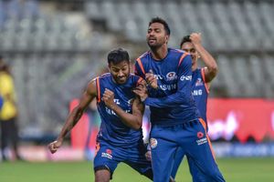 IPL 2021: రాత్రికి రాత్రే ముంబై చెక్కేసిన హార్దిక్, కృనాల్, సూర్య‌కుమార్!!