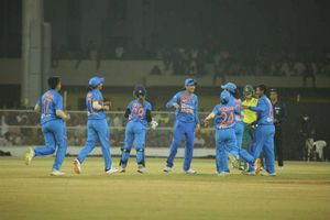 India vs England: నాలుగో వన్డేలో భారత్ ఓటమి.. 3-1తో సిరీస్‌ దక్షిణాఫ్రికా సొంతం!!