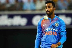 కృనాల్ పాండ్యా అరంగేట్రం.. తమ్ముడి చేతుల మీదుగా క్యాప్.. తండ్రిని తలుచుకొని భావోద్వేగం! (వీడియో)