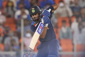 India vs England: అయ్యర్ హాఫ్ సెంచరీ.. ఇంగ్లండ్ లక్ష్యం 125!!