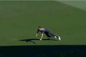 ట్రెంట్ బౌల్ట్ ట్రెండ్ సెట్టింగ్ క్యాచ్.. ఒంటి చేత్తో సూపర్ మ్యాన్‌లా.. చూస్తే వావ్ అనాల్సిందే!(వీడియో)