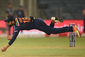 విరాట్ కోహ్లీ స్టన్నింగ్ క్యాచ్..గాల్లో డైవ్‌ చేస్తూ ఒంటిచేత్తో పట్టాడు!నేనే పట్టానా అంటూ ఆశ్చర్యం(వీడియో)