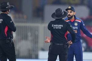 మైదానంలో విరాట్ కోహ్లీ ప్రవర్తన బాలేదు.. అంపైర్లకు గౌరవం ఇవ్వడం లేదు!