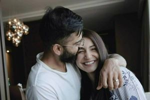 India vs England: వామికాకు రెండు నెలలు.. అనుష్కకు స్వీట్ కిస్! వైరల్ ఫొటో!